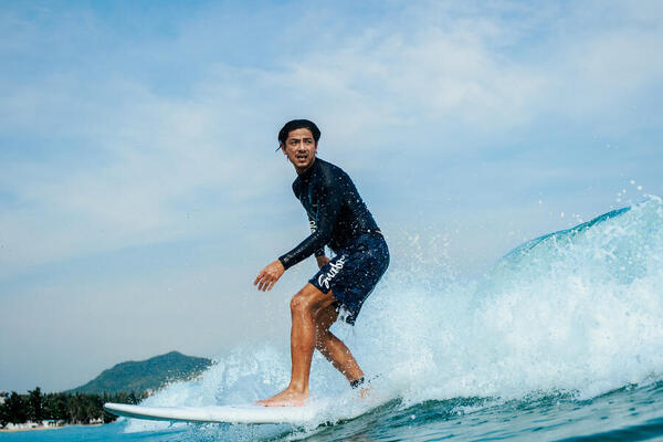 Hombre haciendo surf