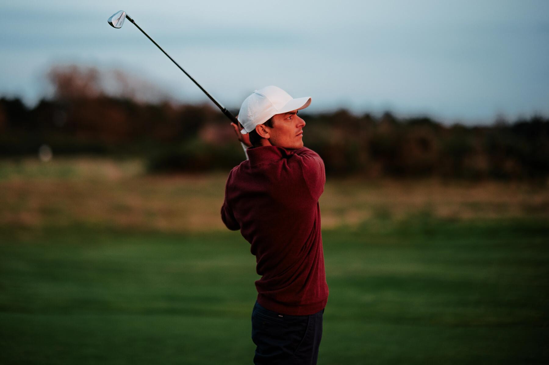 hombre jugando a golf