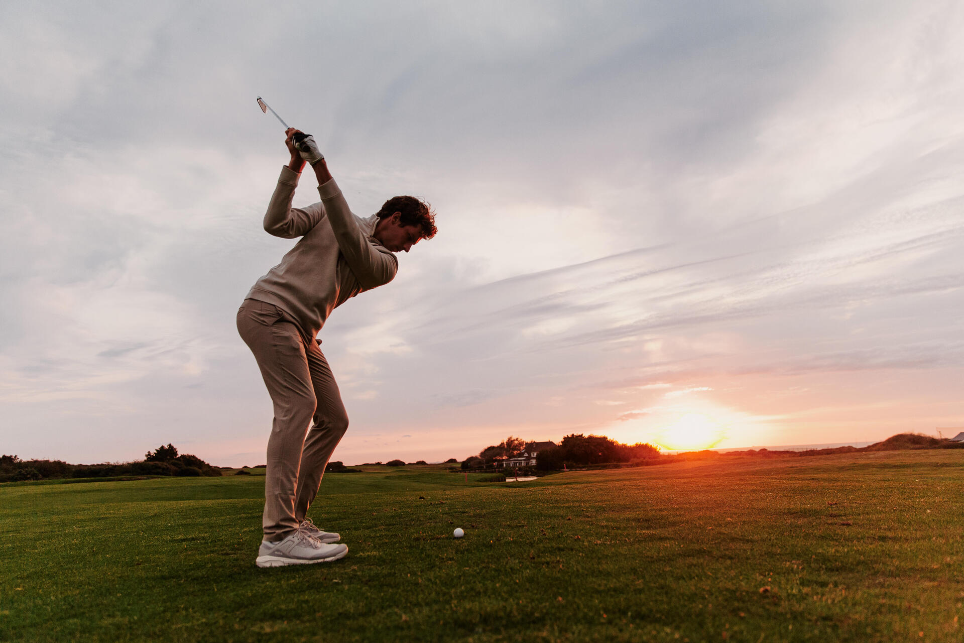 Mężczyzna prawidłowo trzymający kij golfowy