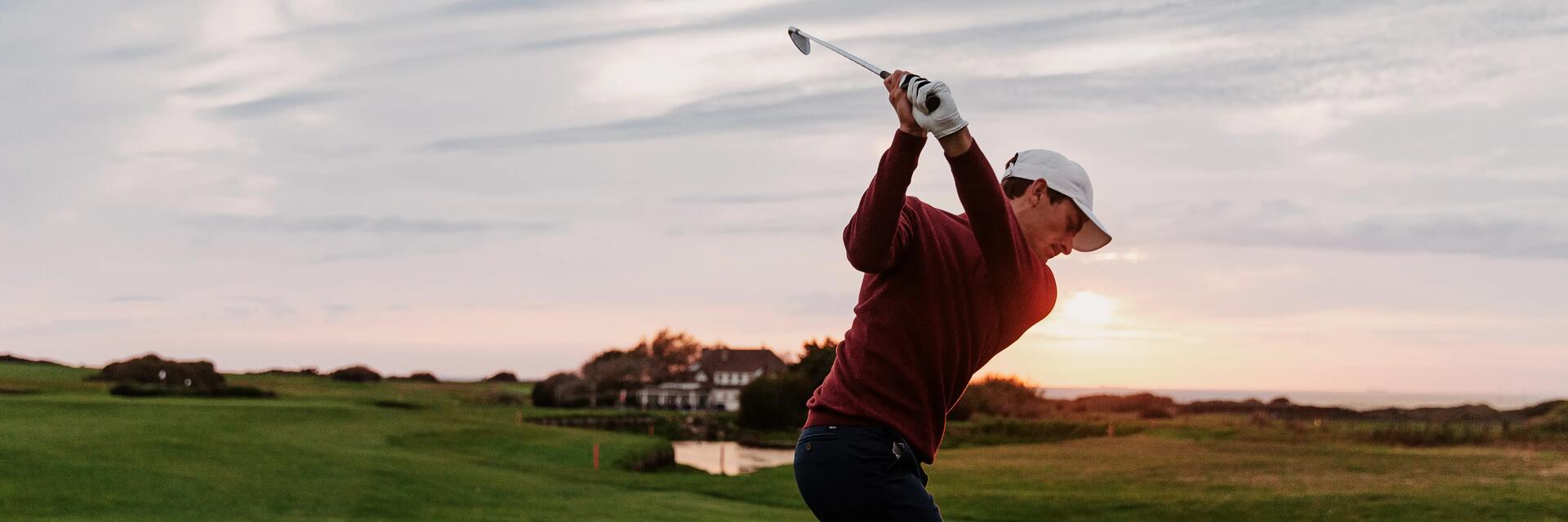 Mężczyzna trzymający kij golfowy