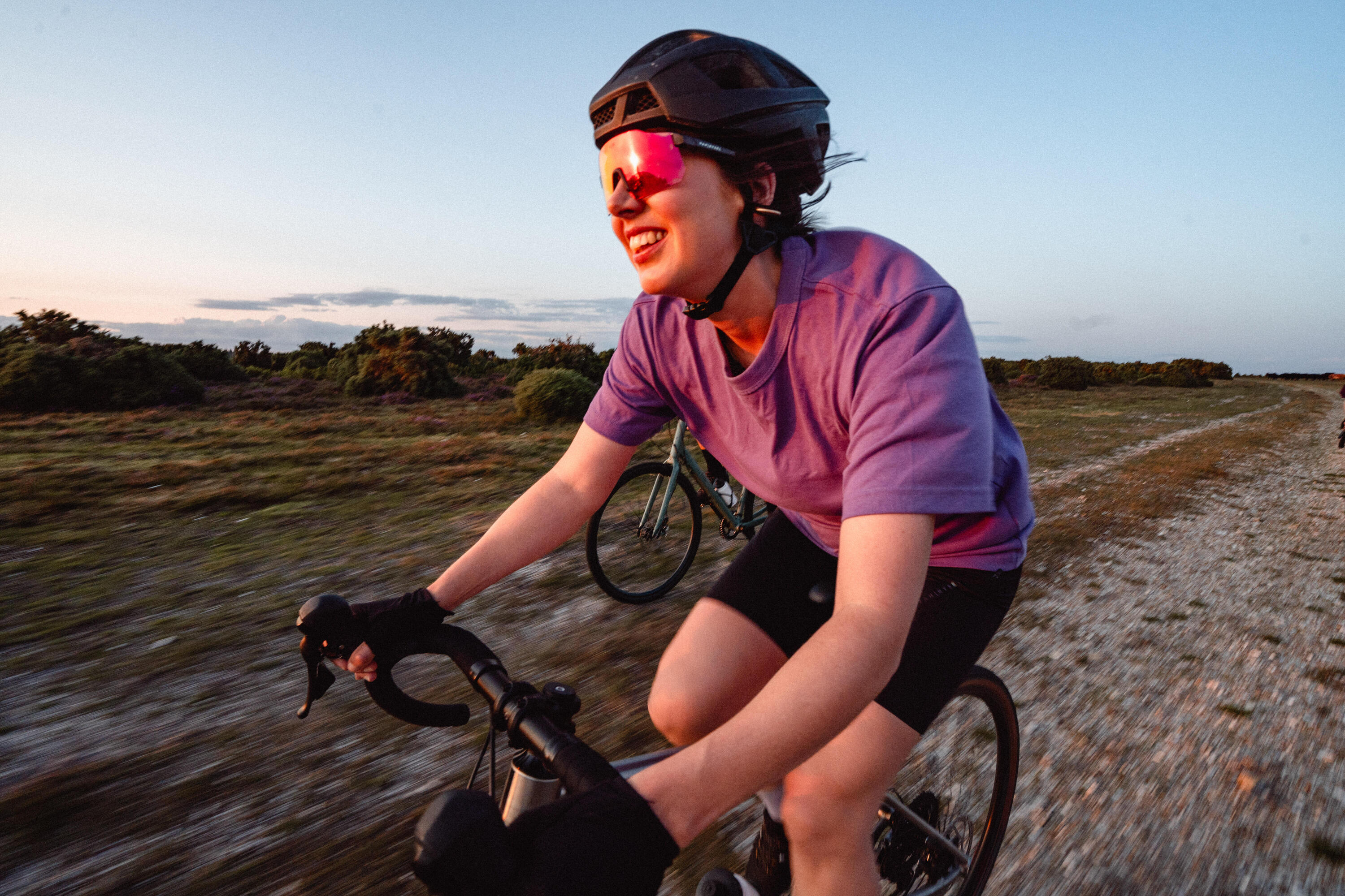 Mujer ciclista con equipación y bicicleta Van Rysel