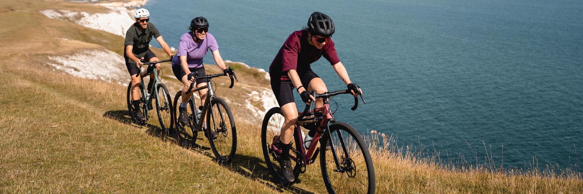 Rowerzyści jadący na rowerach typu gravel