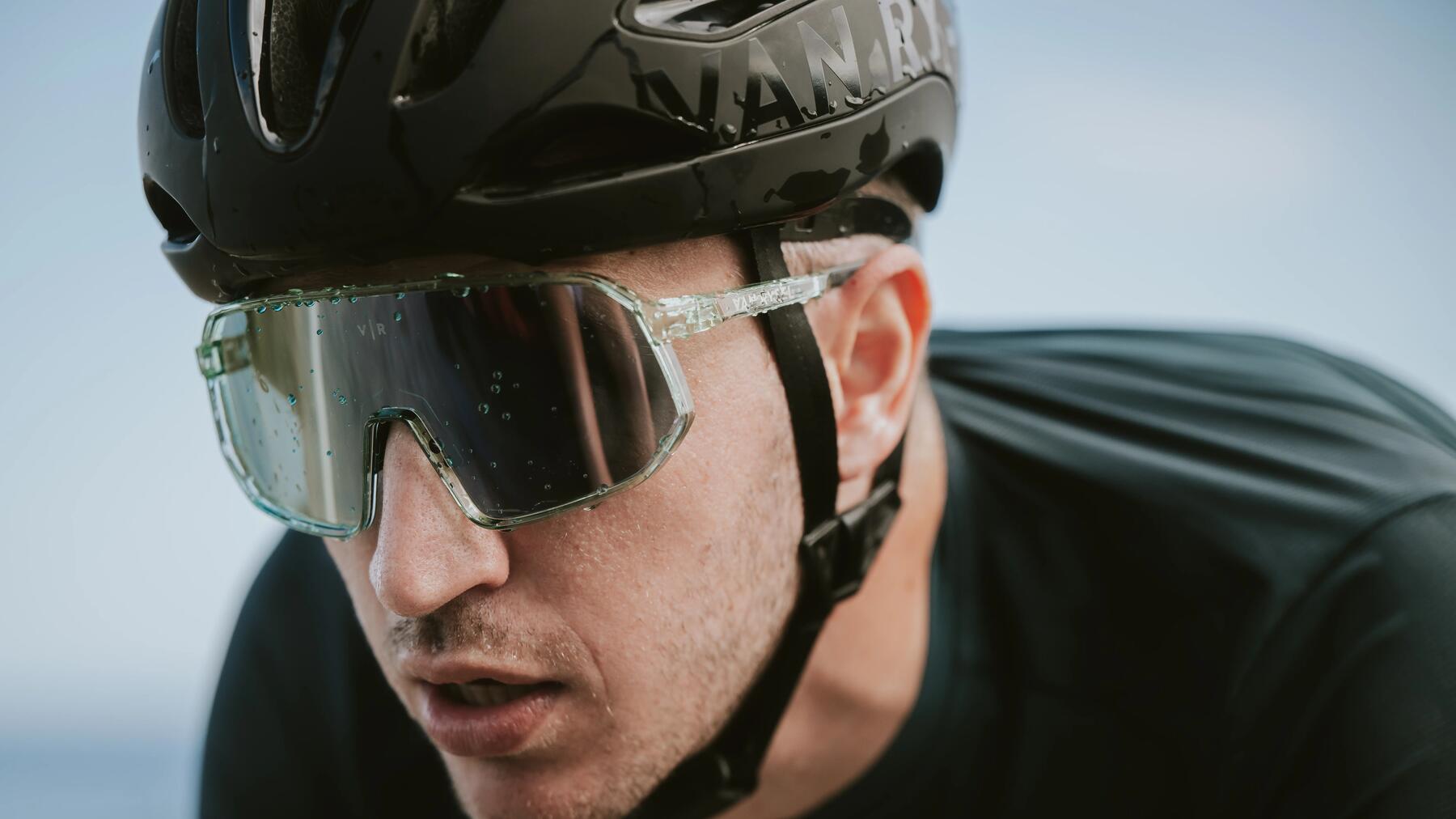 hommes qui discutent en marchant avec leur vélo