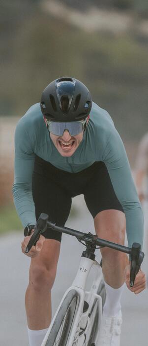 Cestný cyklista v drese s dlhým rukávom Decathlon