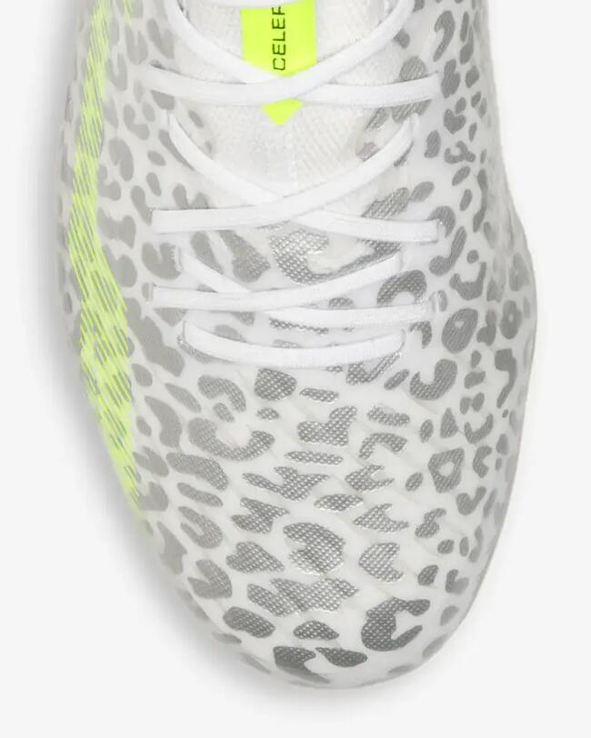 Weiße Fußballschuhe mit grauem Jaguarmuster, leuchtend gelbe Akzente, schlanke Form, strukturierte Oberfläche.