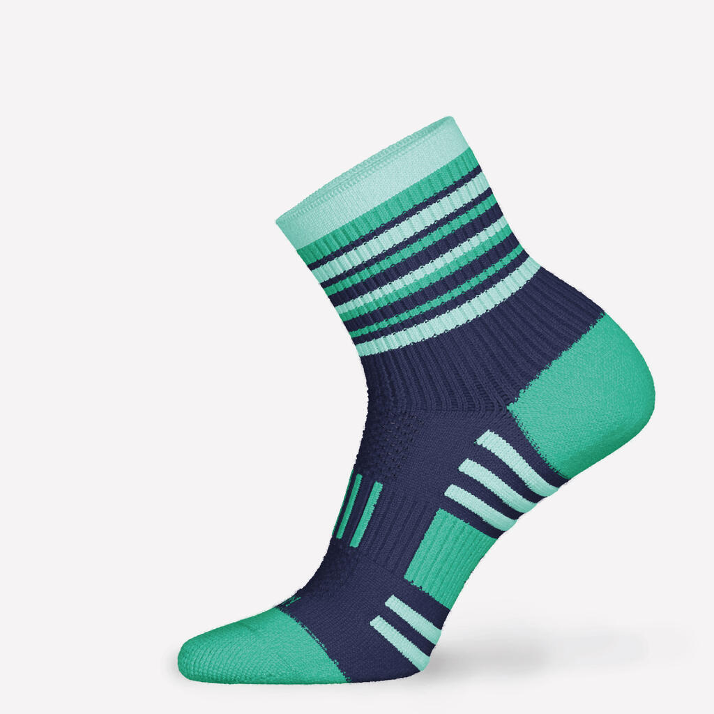 Detské bežecké ponožky 500 stredne vysoké tmavomodré a zelené pruhované 2 páry