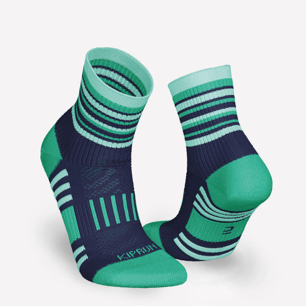 Detské bežecké ponožky 500 stredne vysoké tmavomodré a zelené pruhované 2 páry