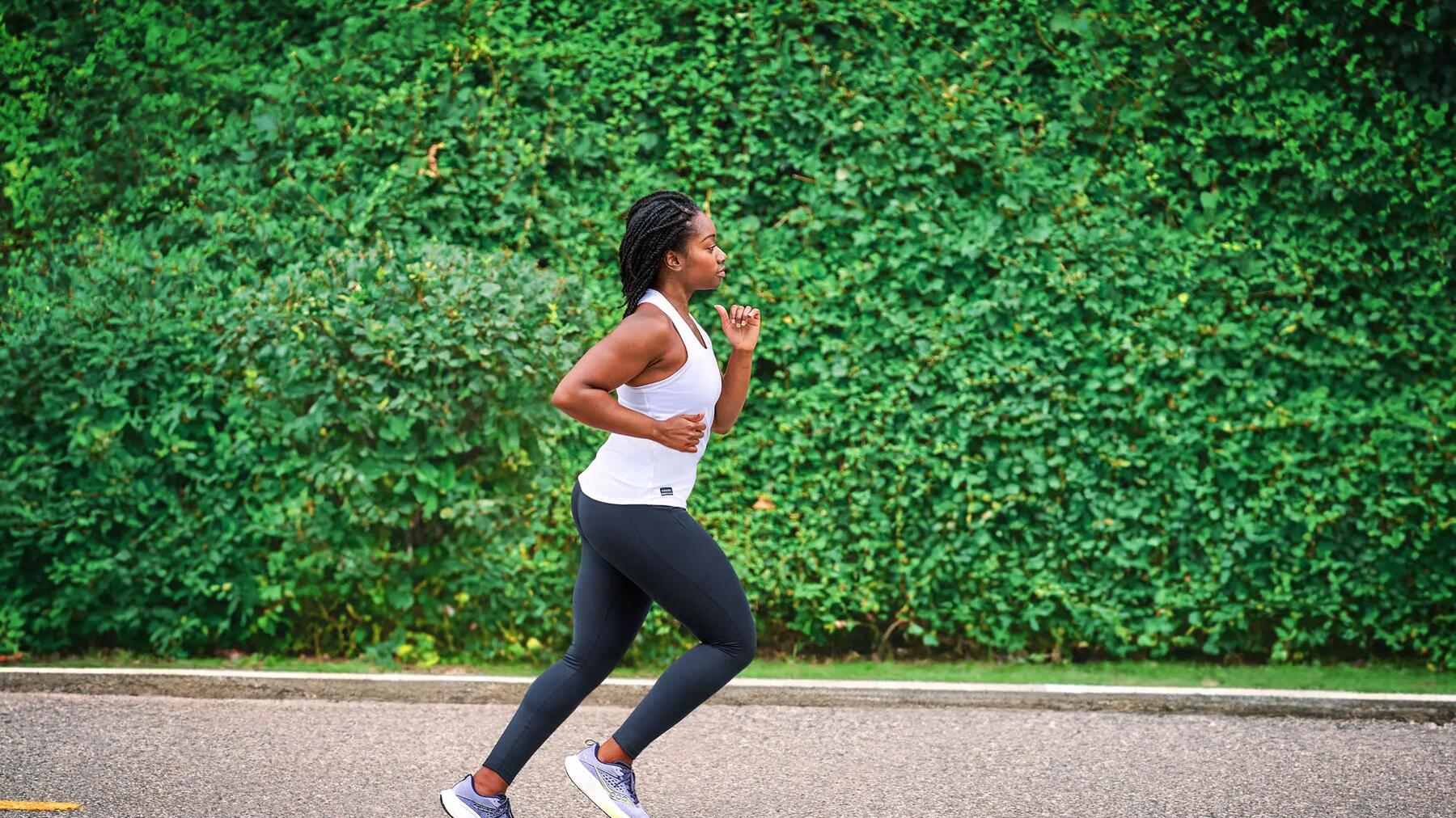 Vrouw die lekker aan het hardlopen is