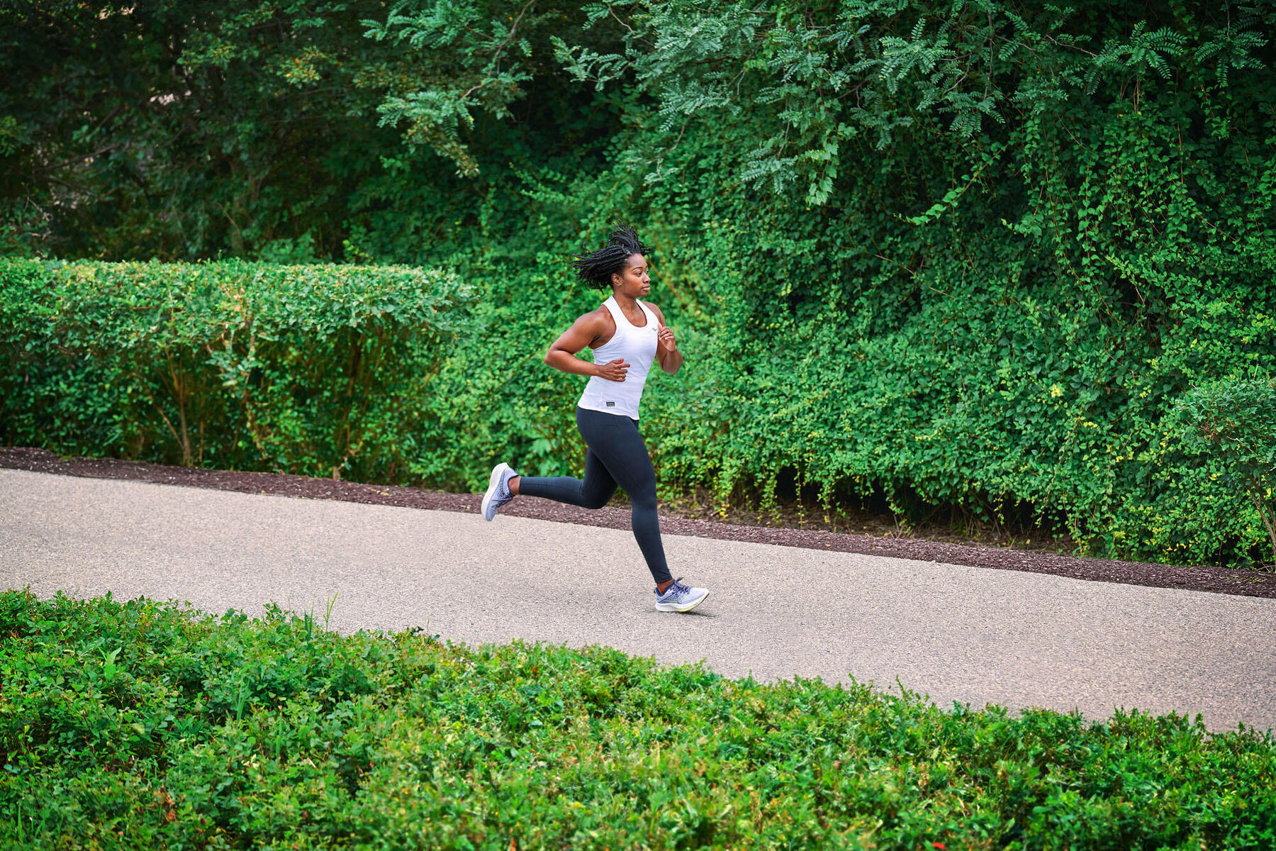 Vrouw aan het hardlopen in een park