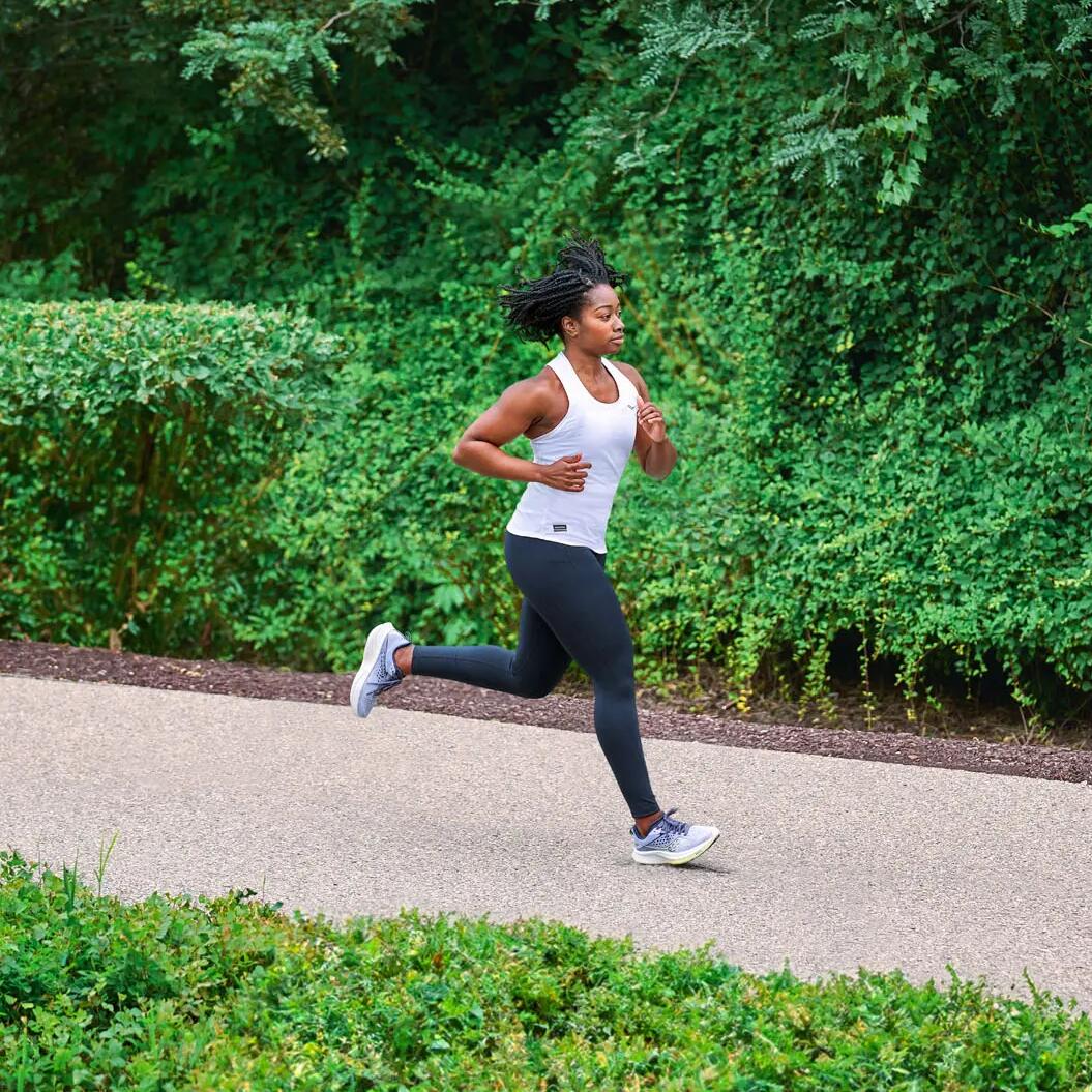 Kobieta biegająca w sportowym stroju i butach do biegania