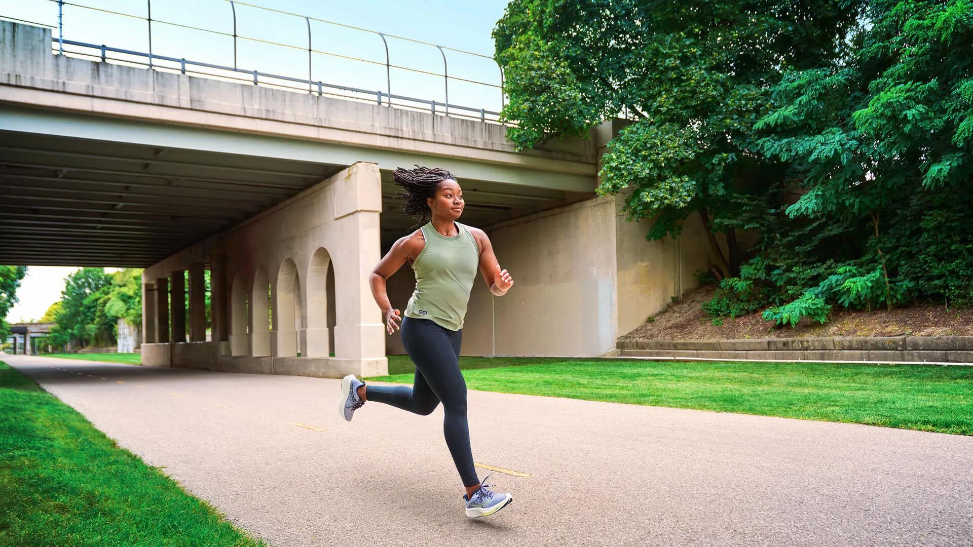 Vrouw aan het hardlopen in een park
