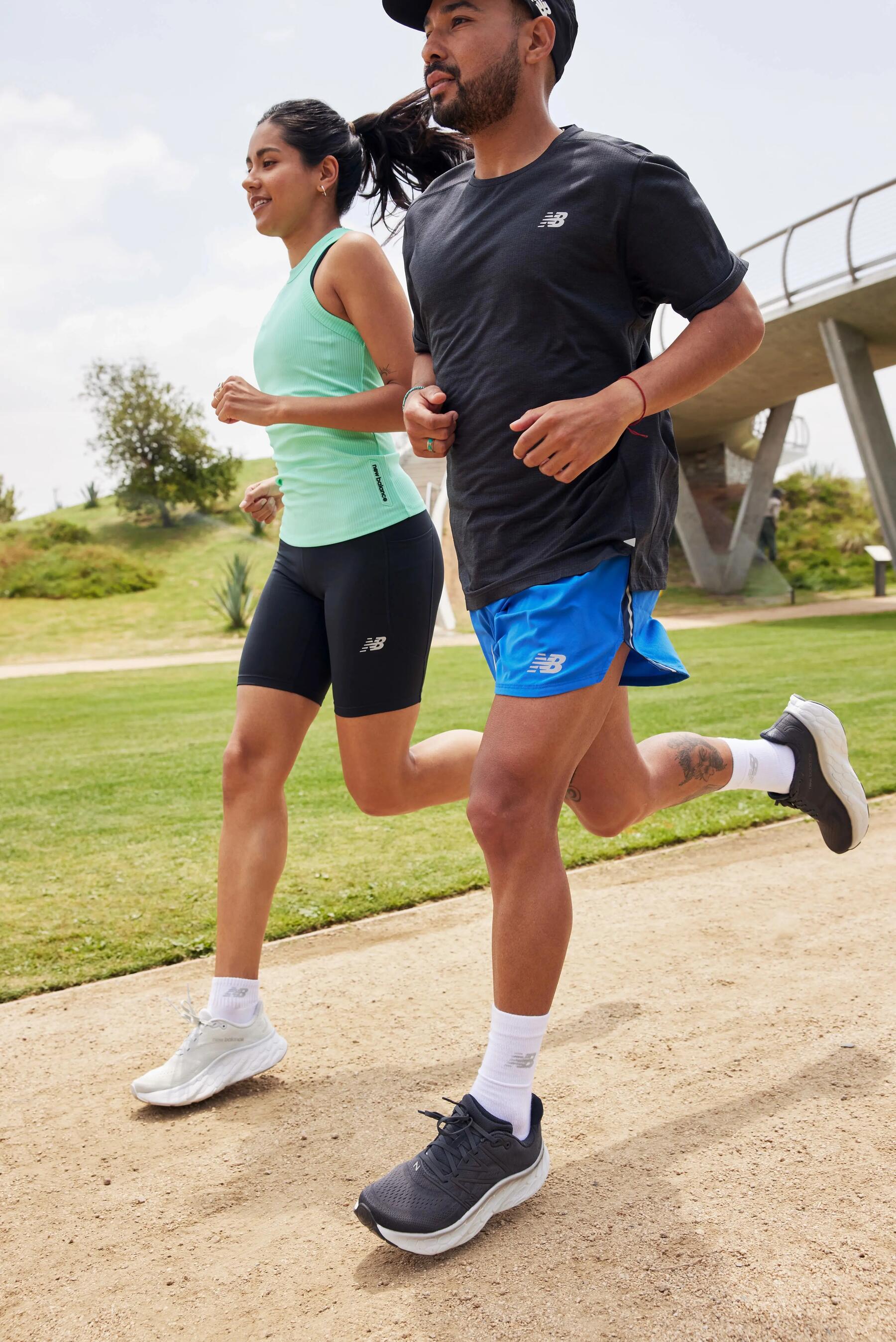 Man en vrouw lekker aan het hardlopen in een park