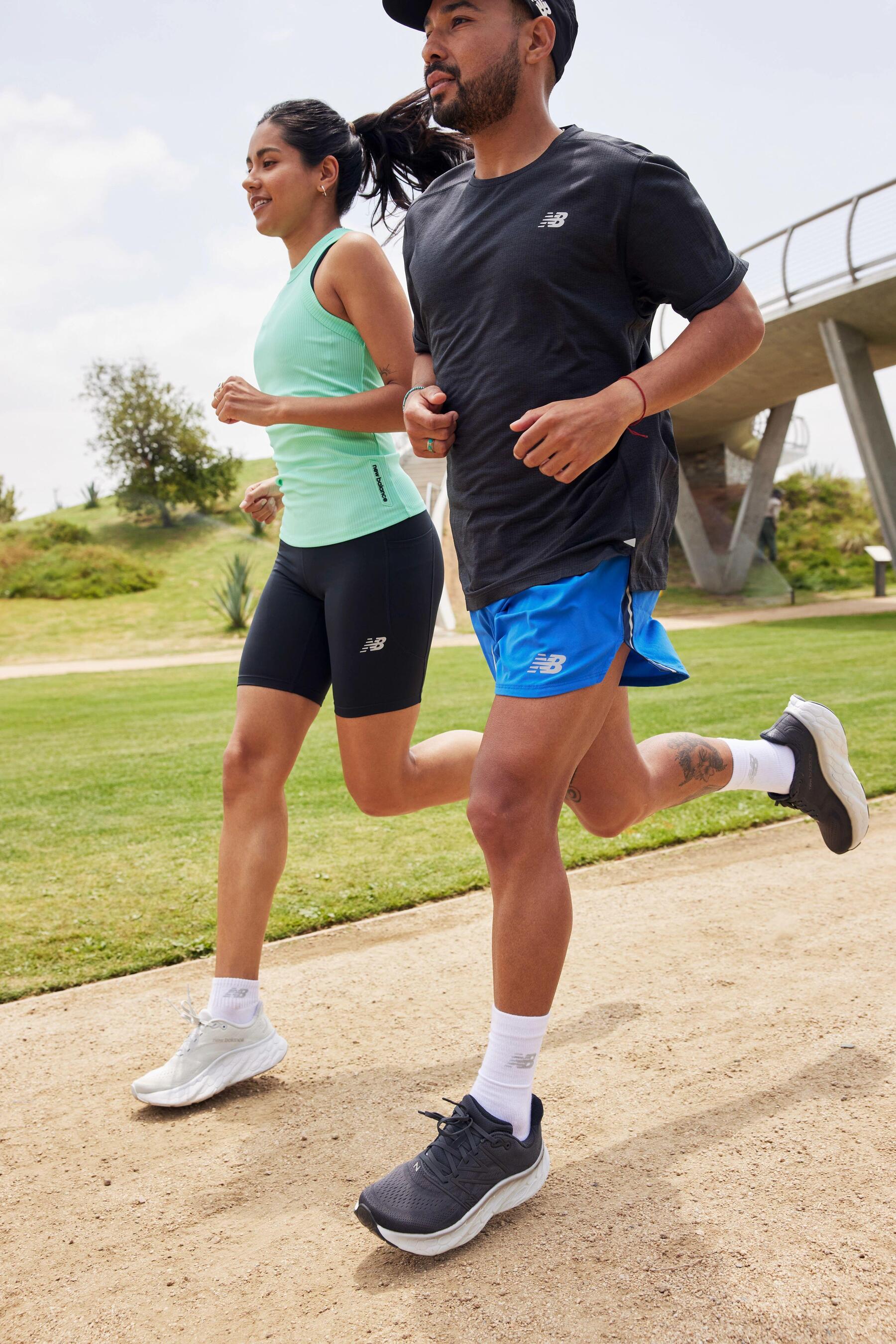 Zwei Person Laufen den Laufplan für 30 Minuten am Stück zu laufen