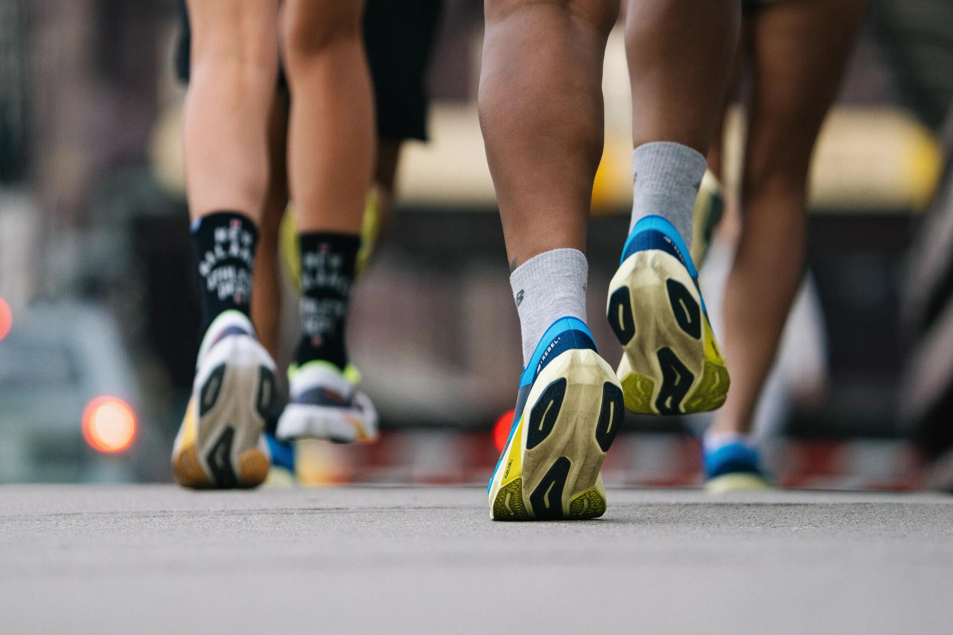 Biegacze biegnący biorący udział w półmaratonie