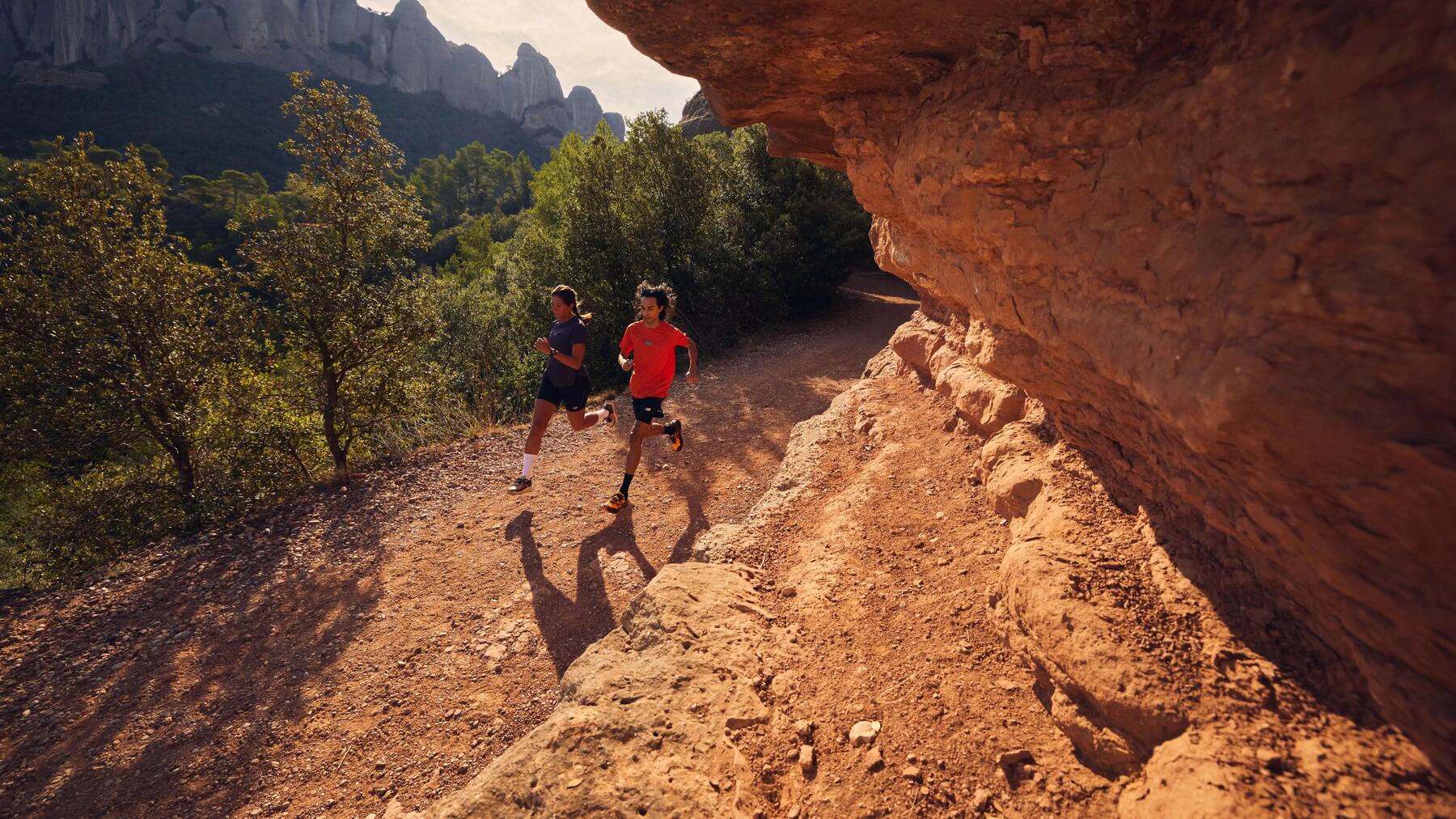 Man en vrouw lekker aan het trailrunnen in de bergen