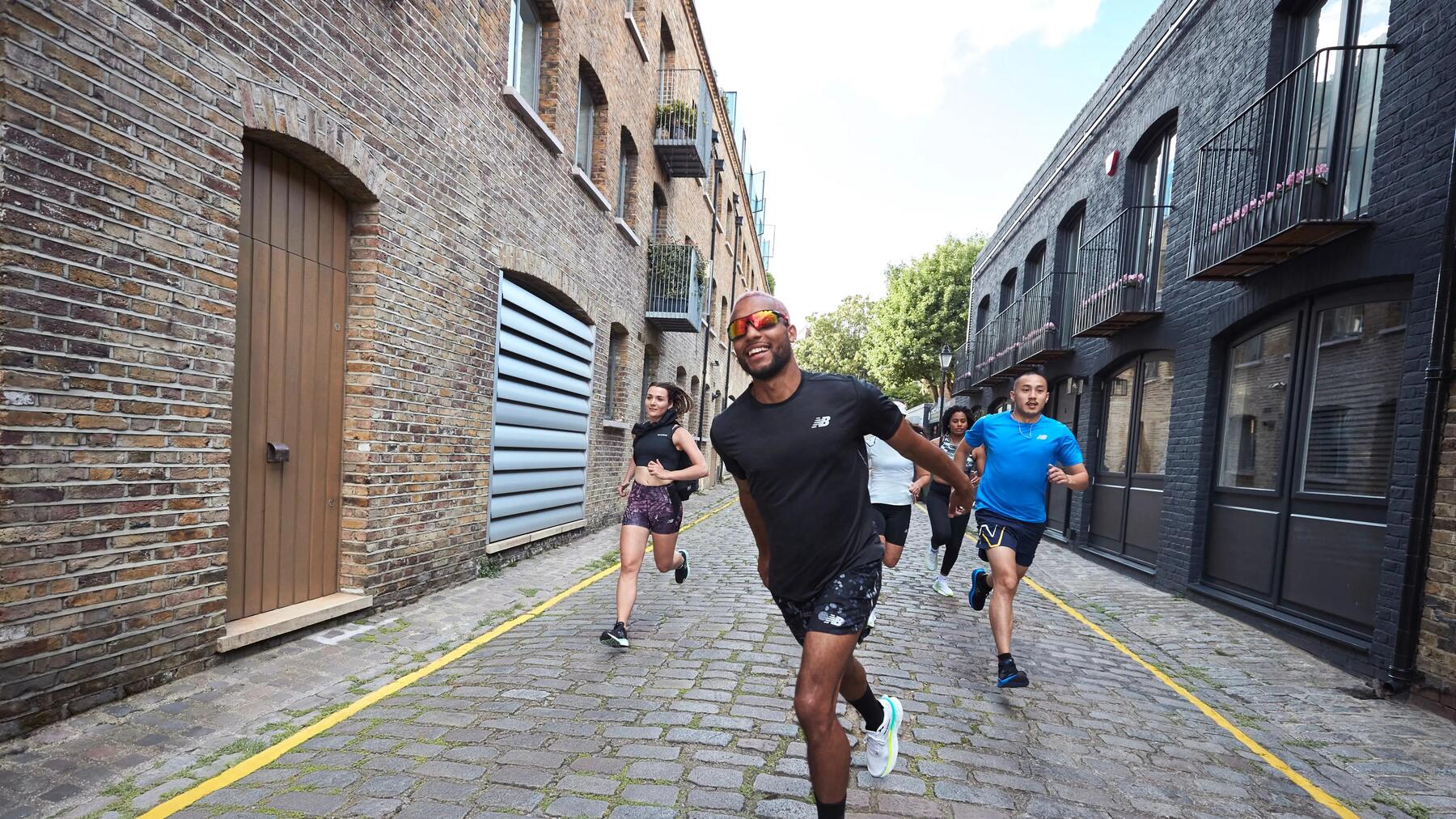 Groepje mensen lekker aan het trailrunnen in de stad