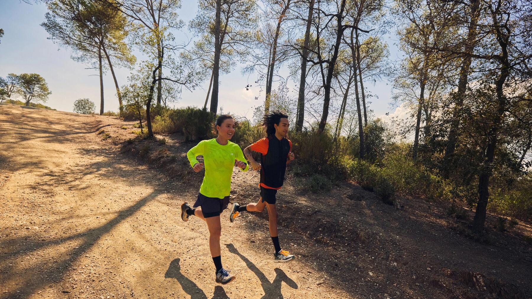 Man en vrouw die samen in hun cadans zitten tijdens het hardlopen