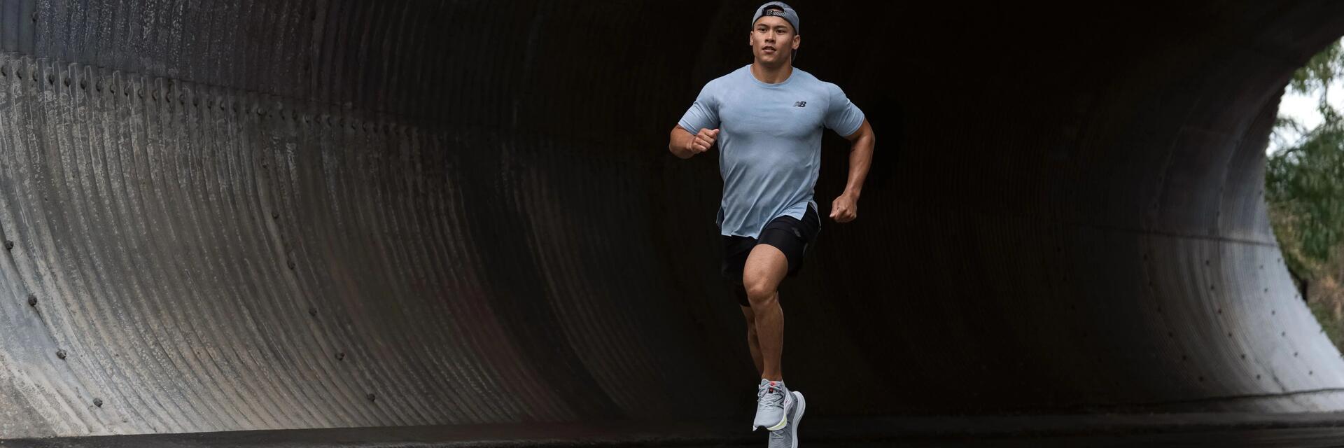 Läufer im Tunnel bei Trainingseinheit zu sehen