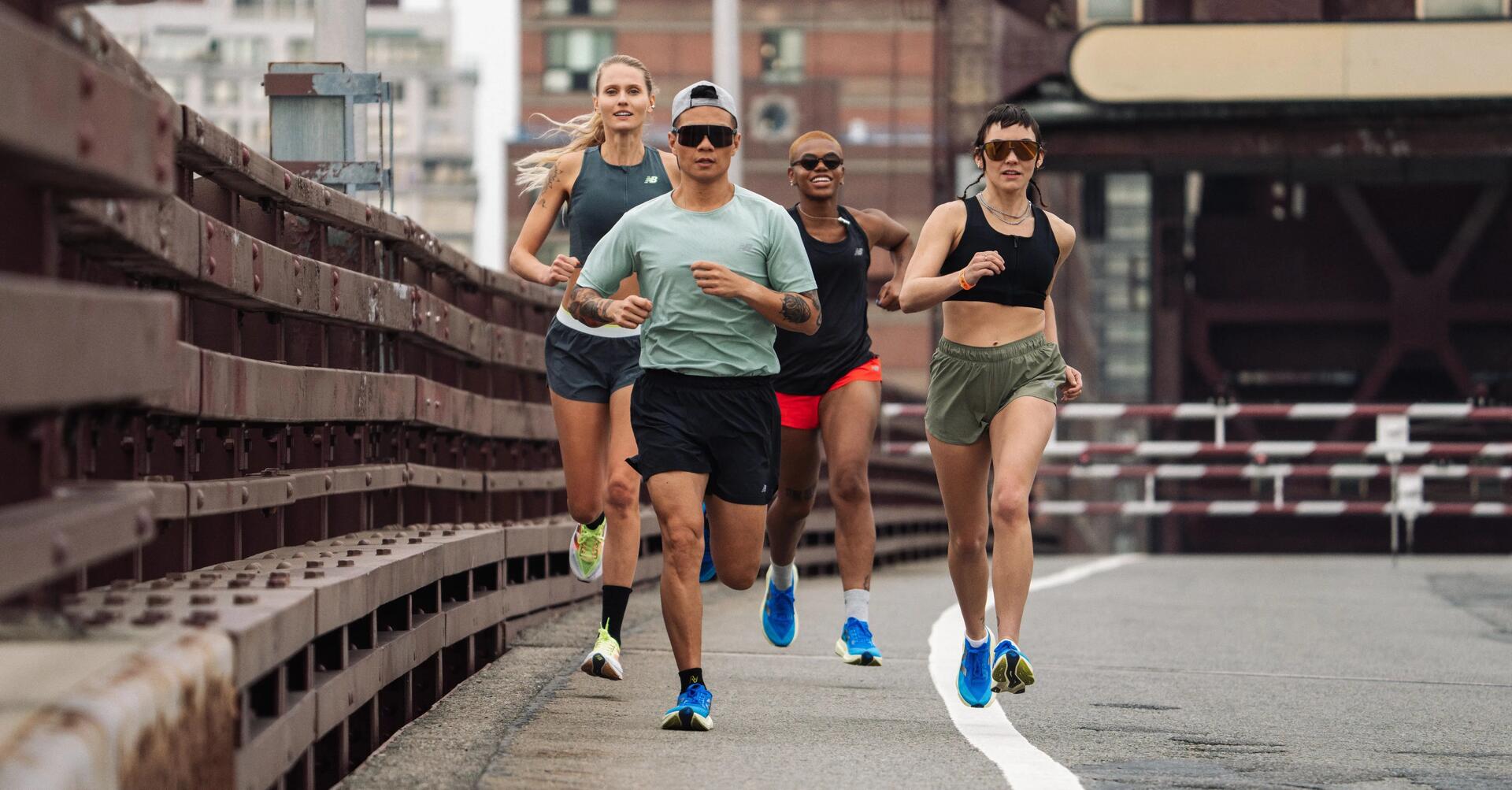 Jeune femme consommant de la nutrition sportive en courant