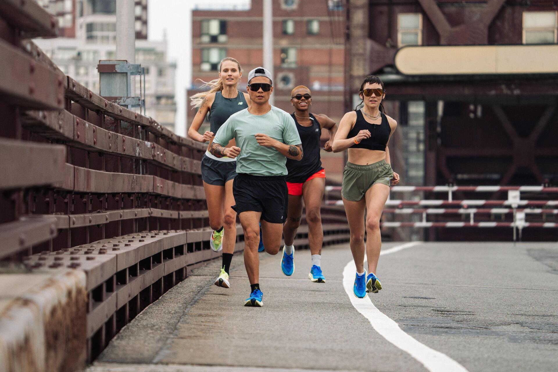 Sportowcy trenujący zabawę biegową fartlek