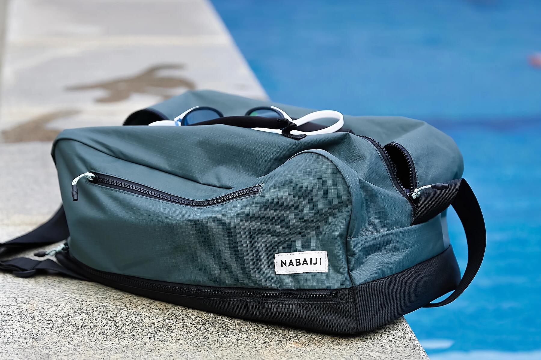 Torba sportowa leżąca przy basenie