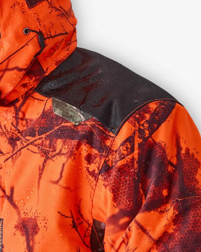 Jagdjacke Regenjacke 500 im Wasserdichtigkeistest