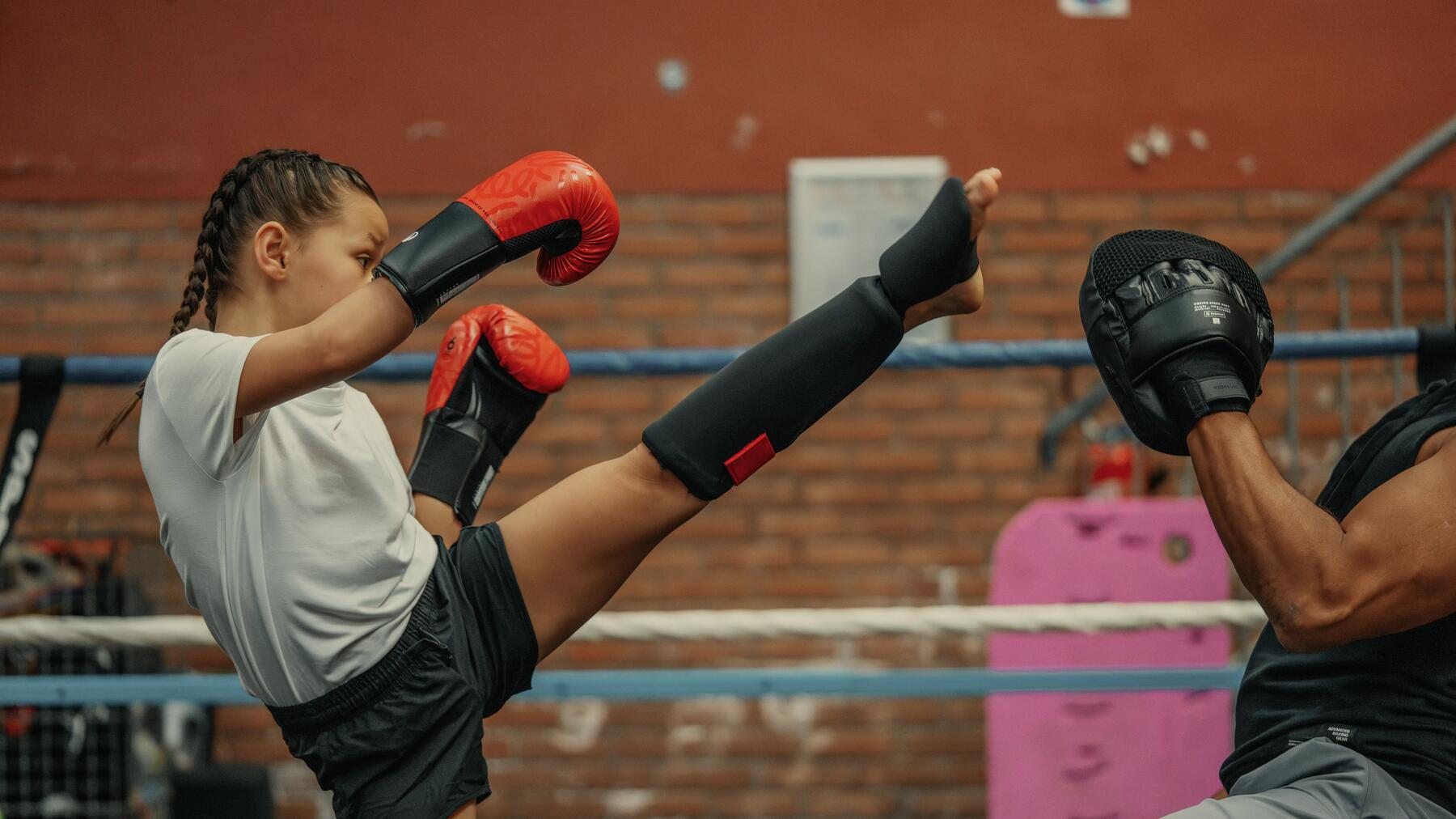 Dziewczynka w z trenerem trenująca kickboxing