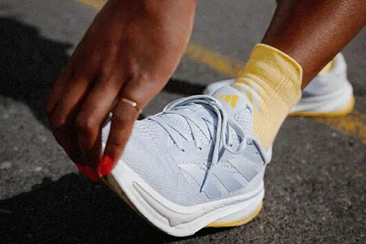Biegacz sprawdzający dopasowanie butów do biegania w celu zmniejszenia ryzyka odcisków po bieganiu