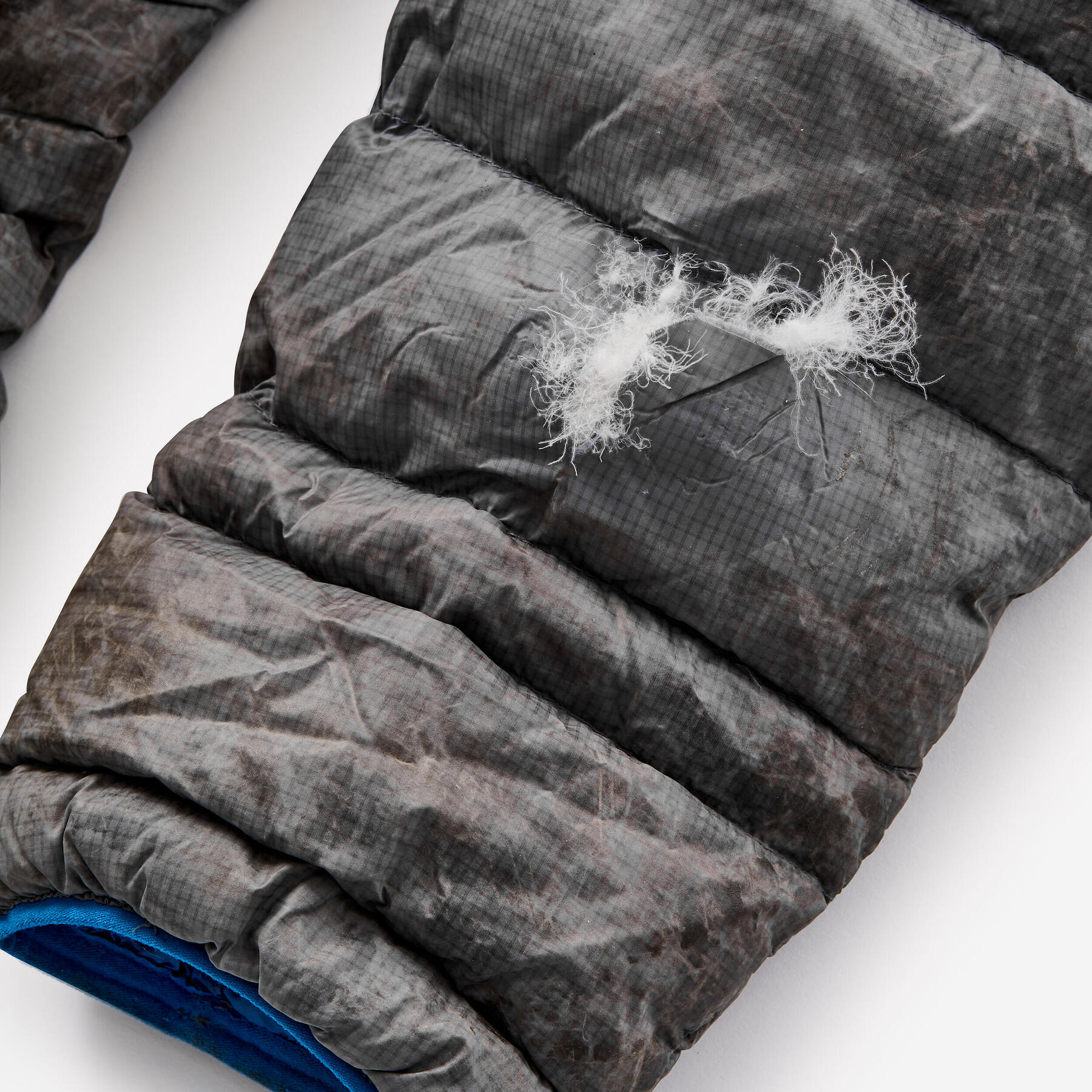 TUTO - Comment réparer un trou dans une doudoune ? 🏔️ I Decathlon