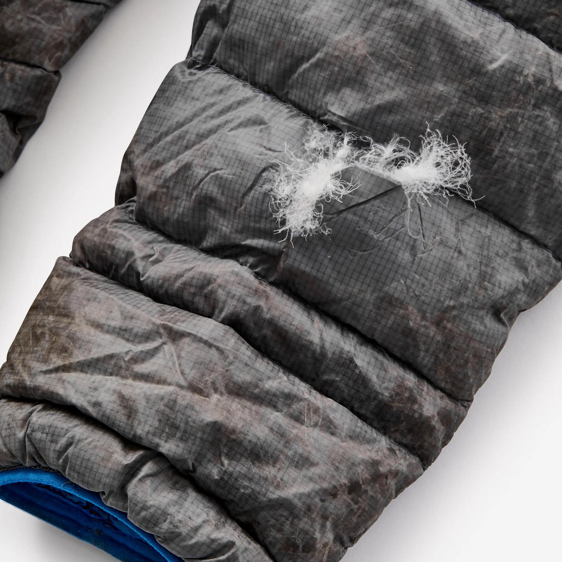 agujero en chaqueta de plumas