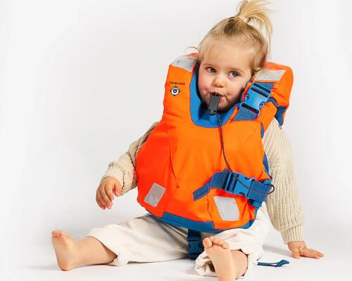 une petite fille portant un gilet de sauvetage 100 newtons