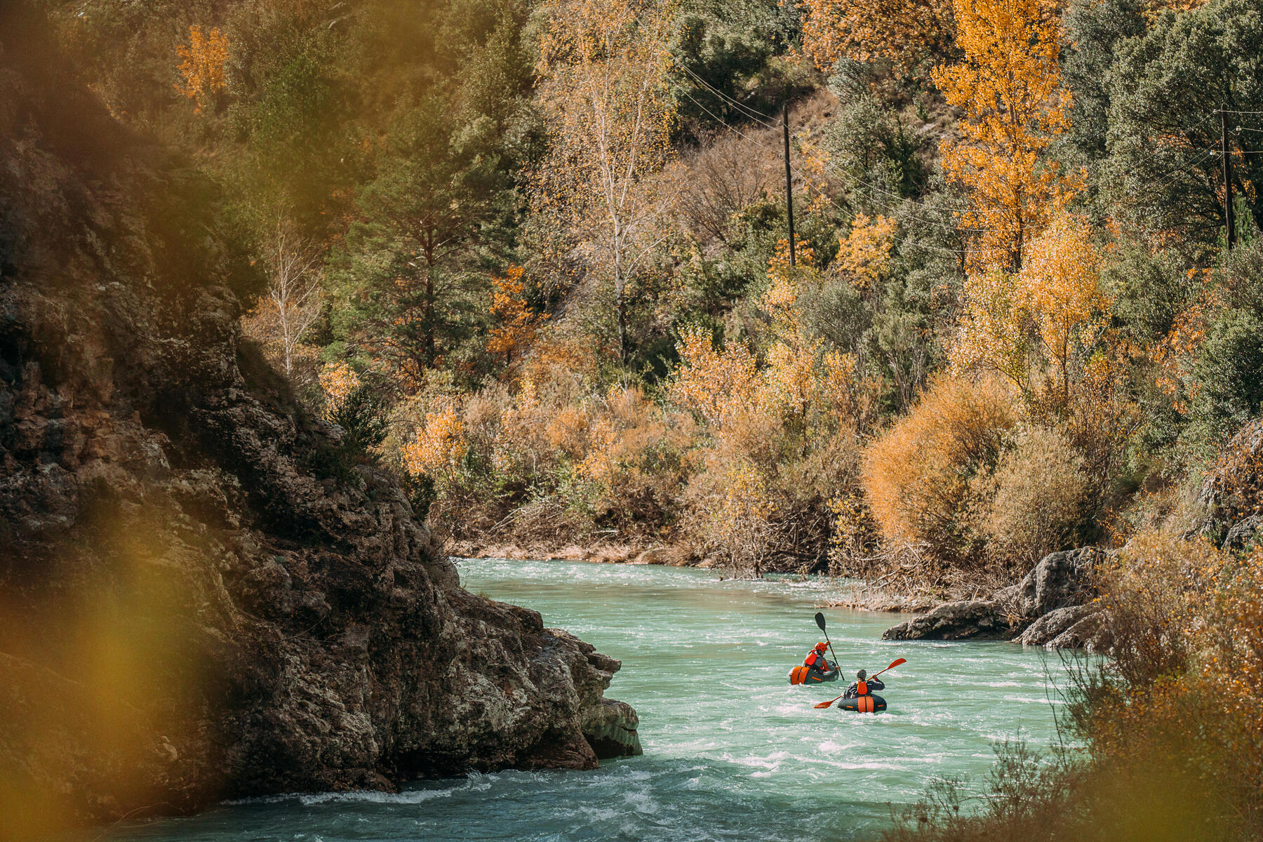 Ludzie trenujący rafting