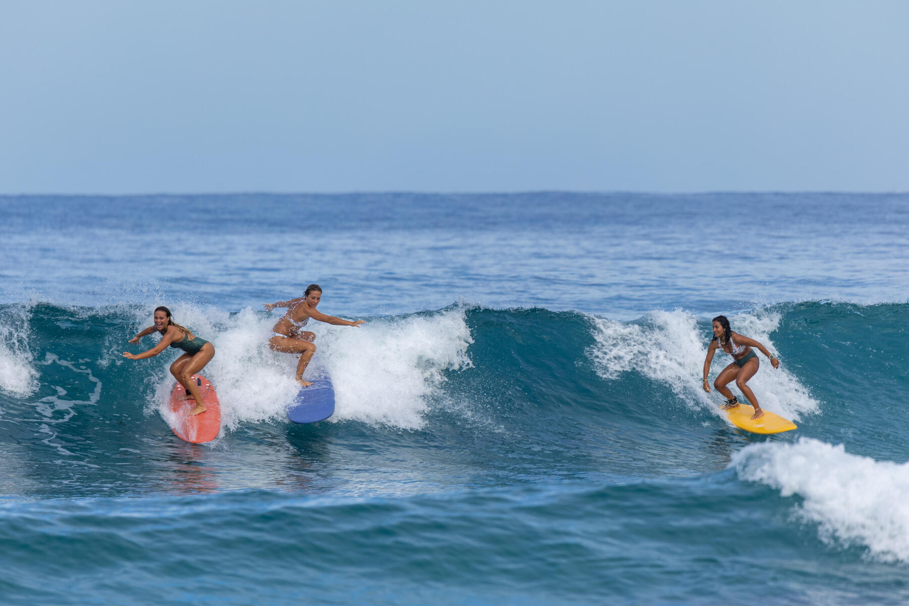 Znajomi pływający na surfingu