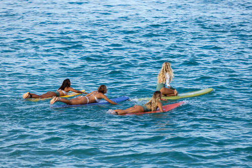 des femmes sur leur planche de surf