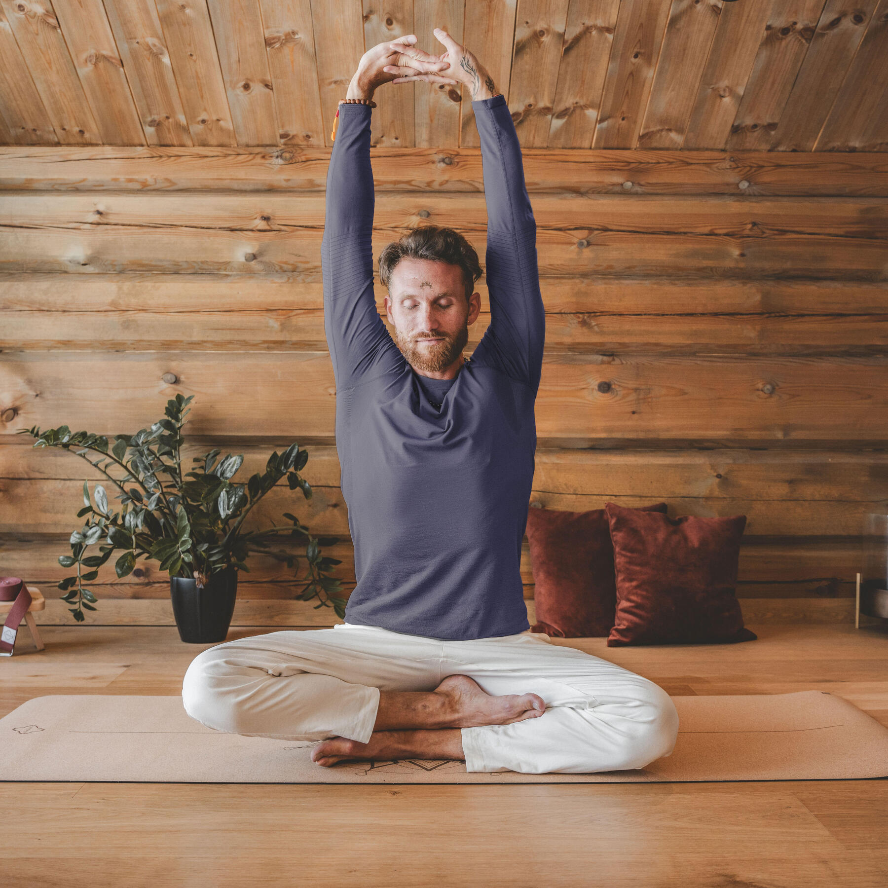 hombre haciendo hot yoga