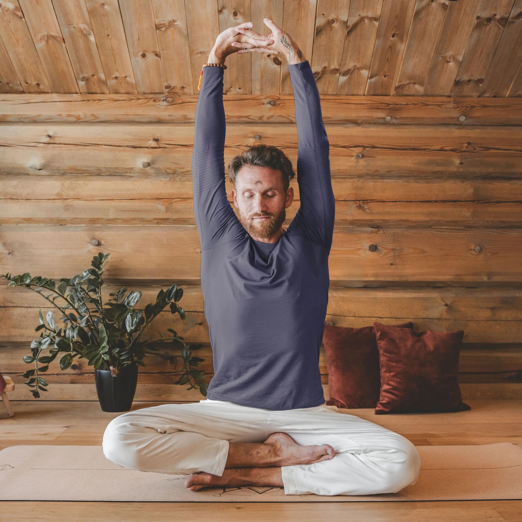 Hombre practicando yoga