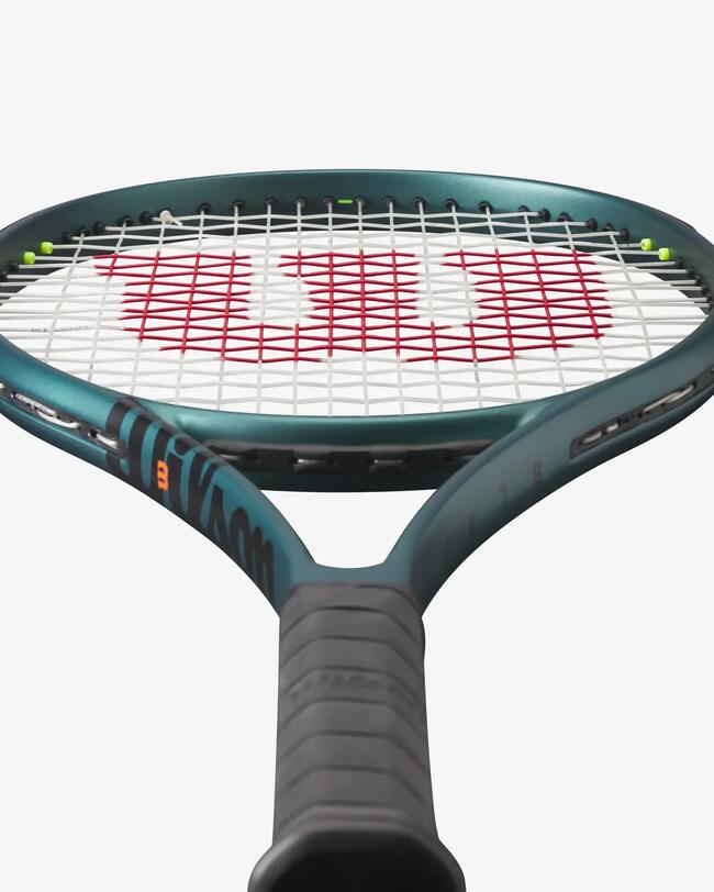 Grüner Tennisschläger Blade 101L V9.0 mit roten Bespannungsmustern und schwarzem Griff auf weißem Hintergrund.