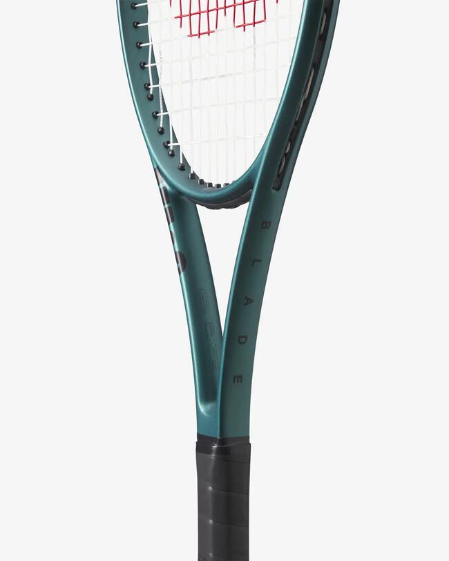 Grüner Tennisschläger Blade 101L V9.0 mit schwarzem Griff, weißen Saiten und roten Details.
