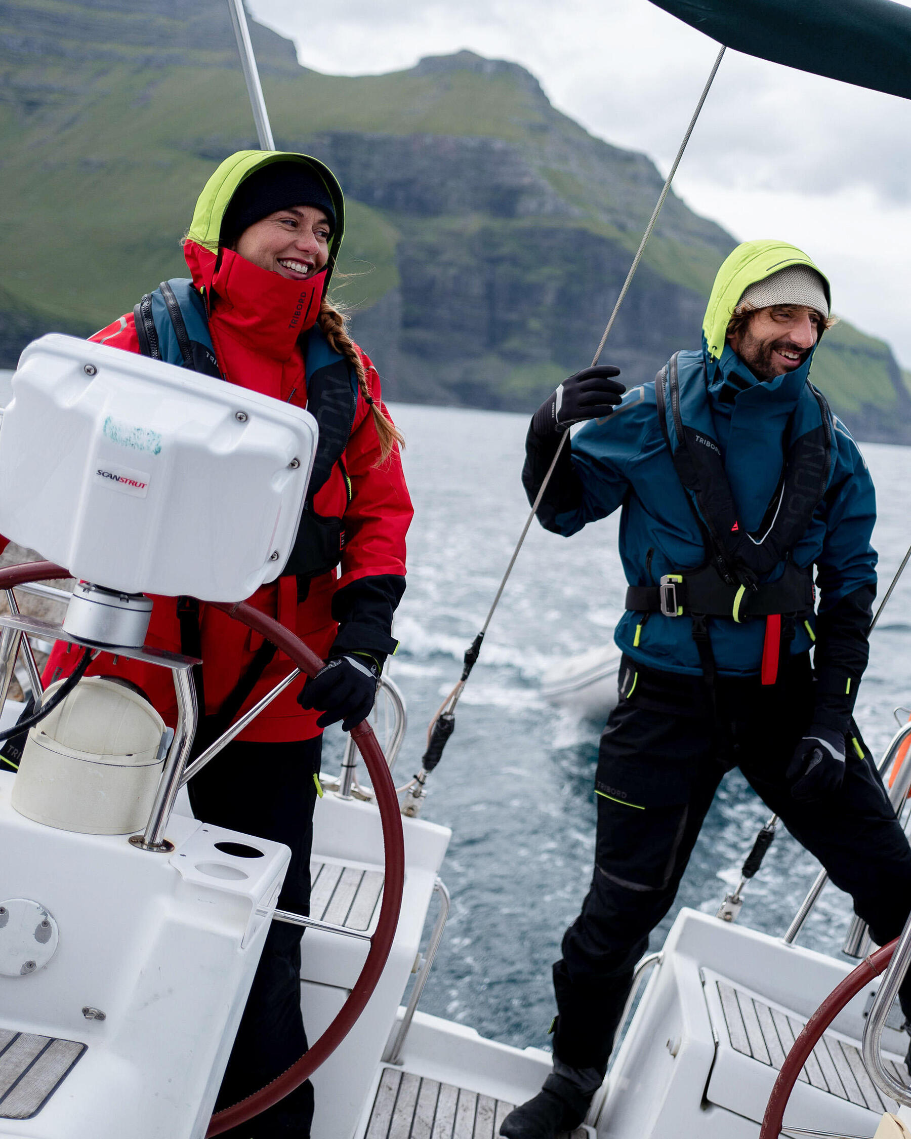 Was wirklich gegen Seekrankheit hilft. Zwei Personen auf einem Segelboot haben die Seekrankheit überwunden