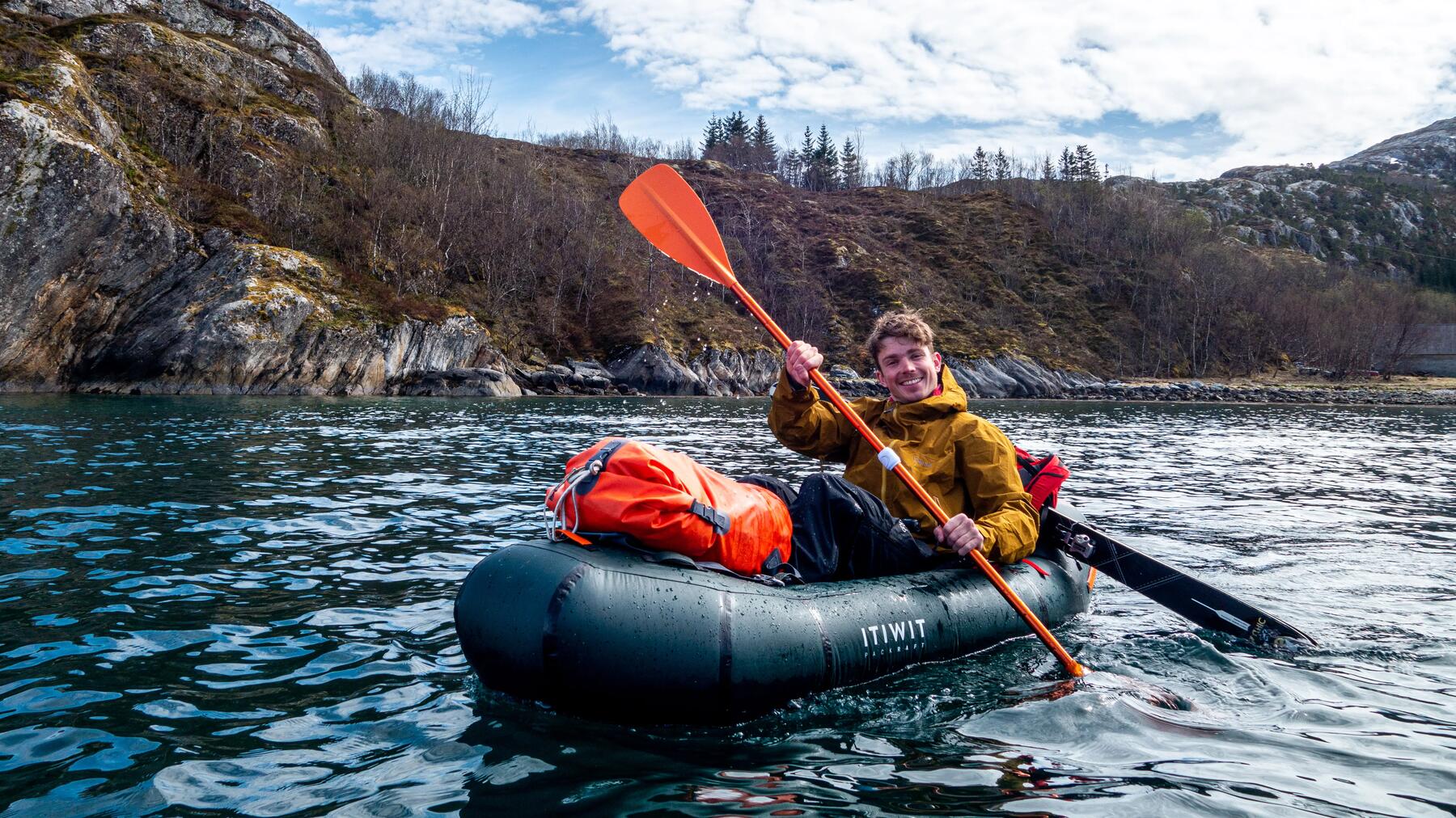 Mann in einem ITIWIT Kajak bei einer Wasserwanderung, Kanufahren auf einem See