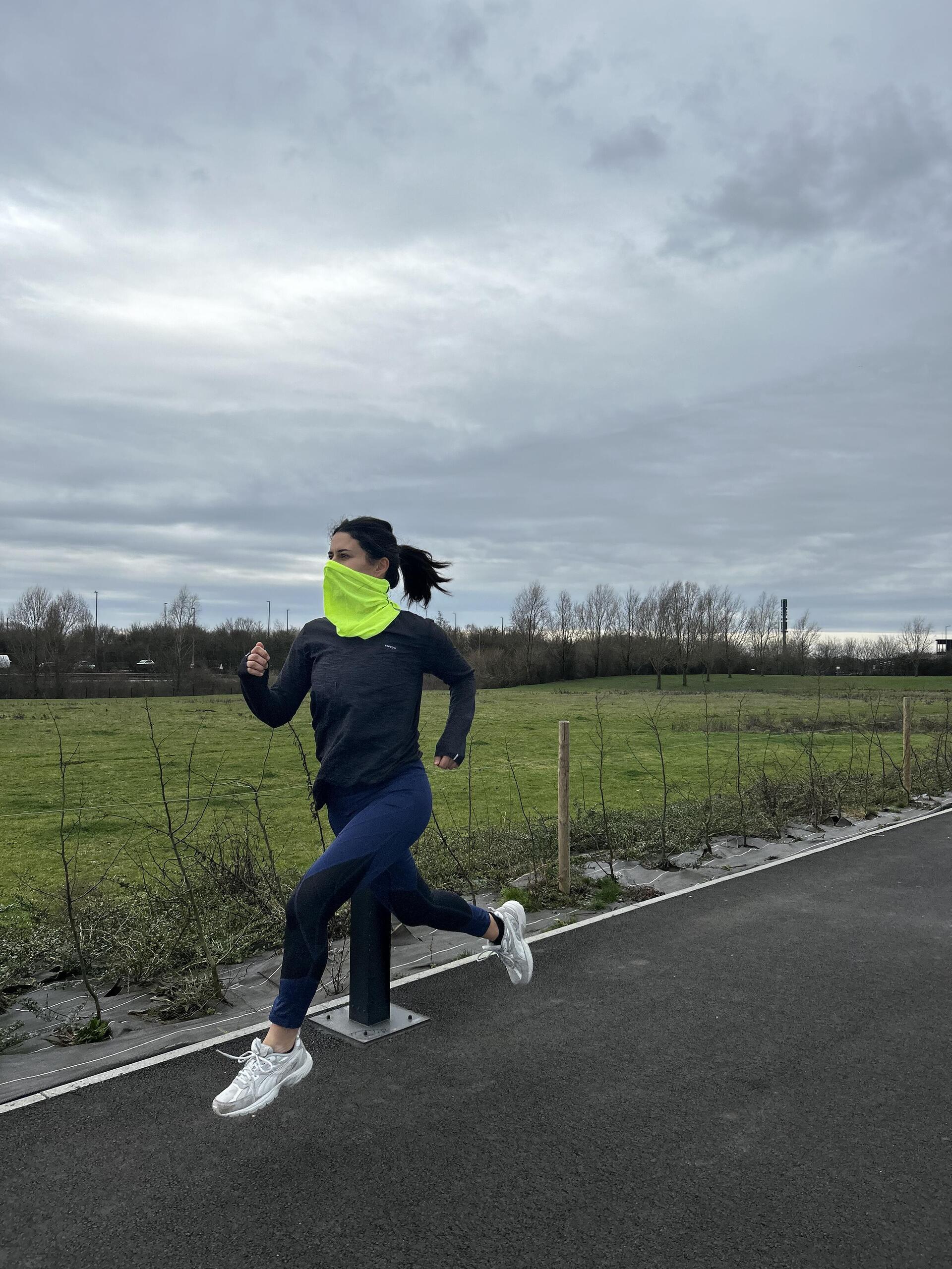 femme courant en ville