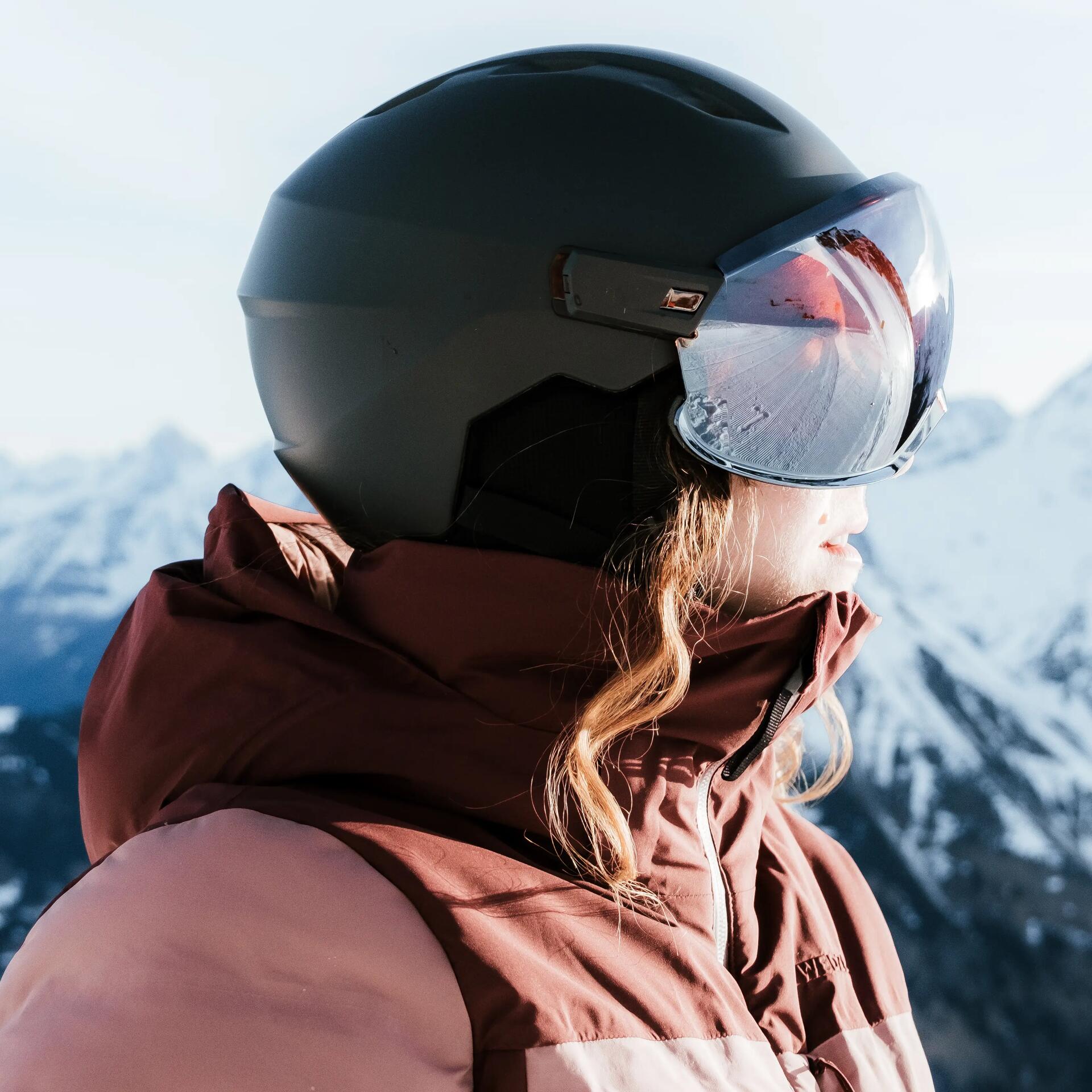fille de profil au ski avec un casque de ski decathlon en montagne neige