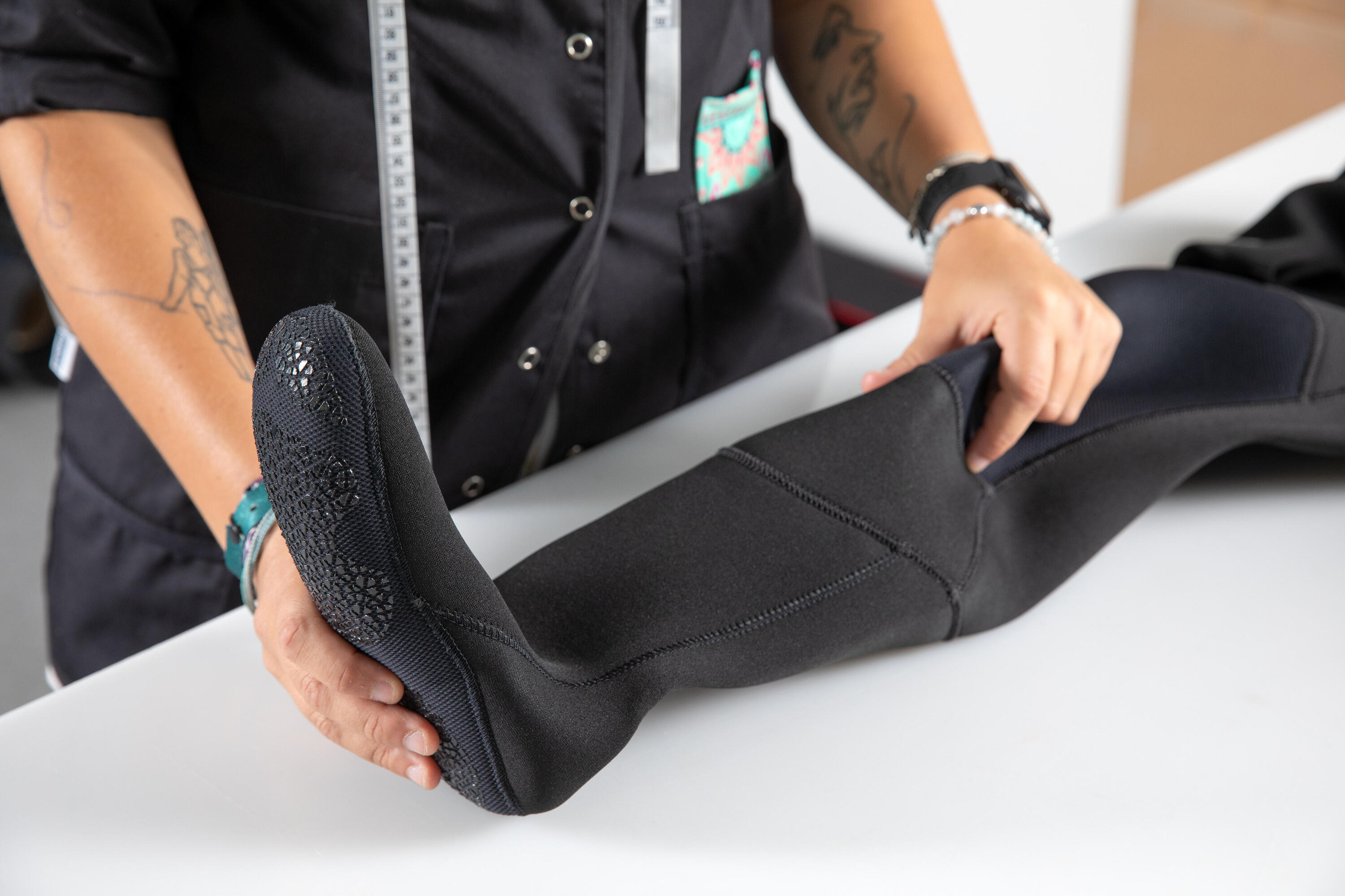 CHANGEMENT PAIRE DE CHAUSSETTES NEOPRENE SUR COMBINAISON DE PLONGÉE ÉTANCHE 2/2