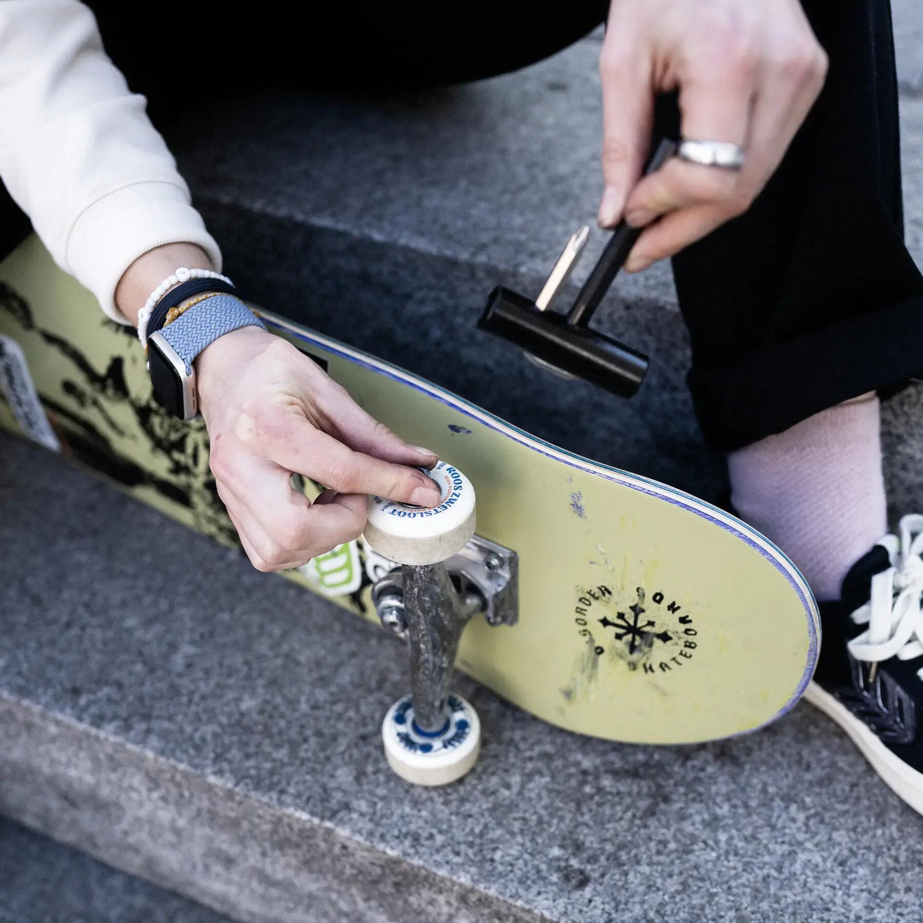 mujer cambiando ruedas de un skate