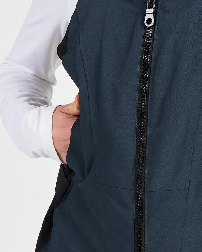 Nahaufnahme einer Tasche der Segel-Latzhose