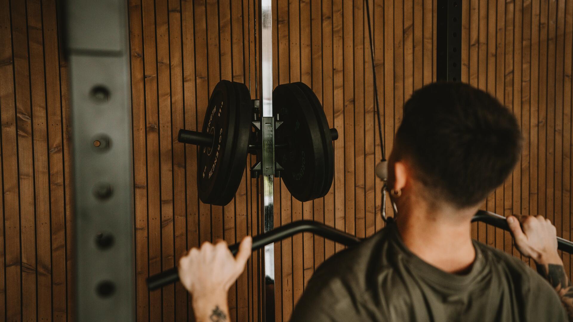 hombre haciendo Tirón hacia abajo con agarre estrecho neutro