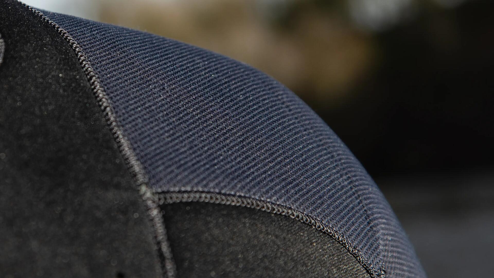 Zoom sur le logo Tribord sur la cuisse d'une combinaison de voile