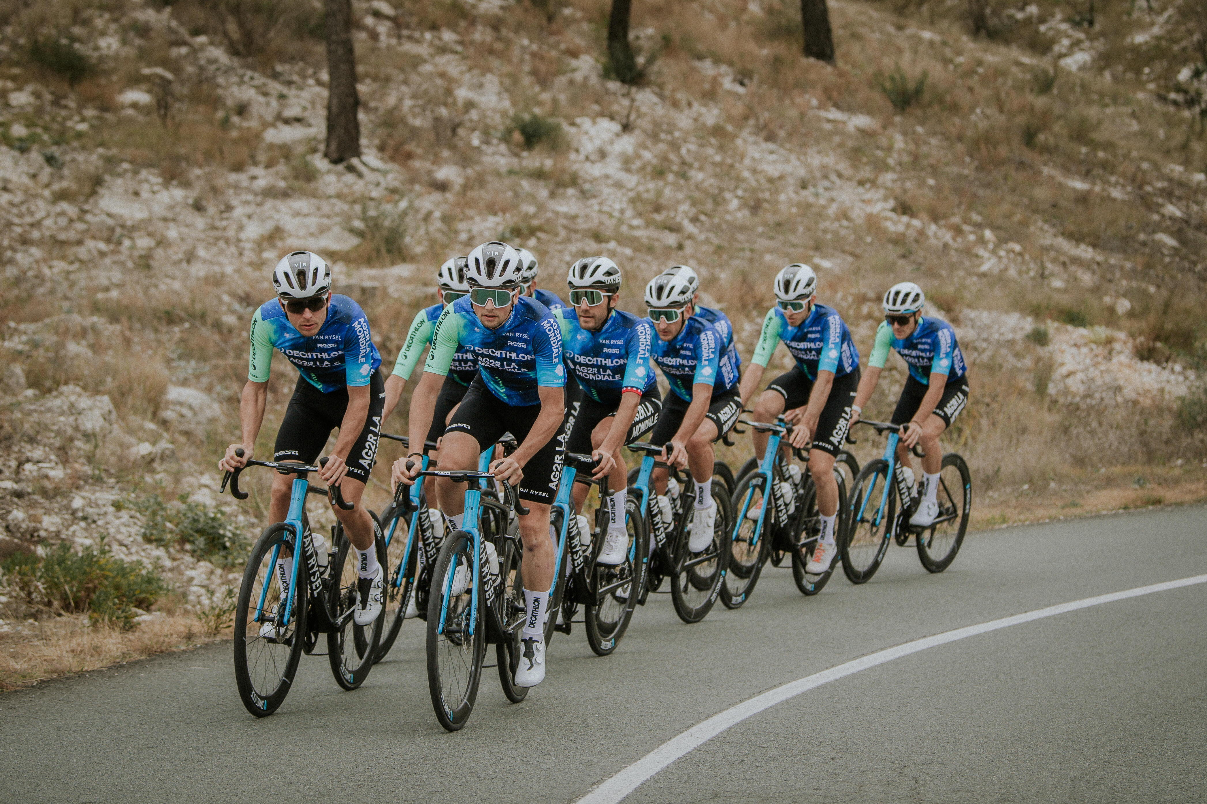 DECATHLON Lab l Velos casques et lunettes VAN RYSEL pour les equipes DECATHLON AG2R LA MONDIALE