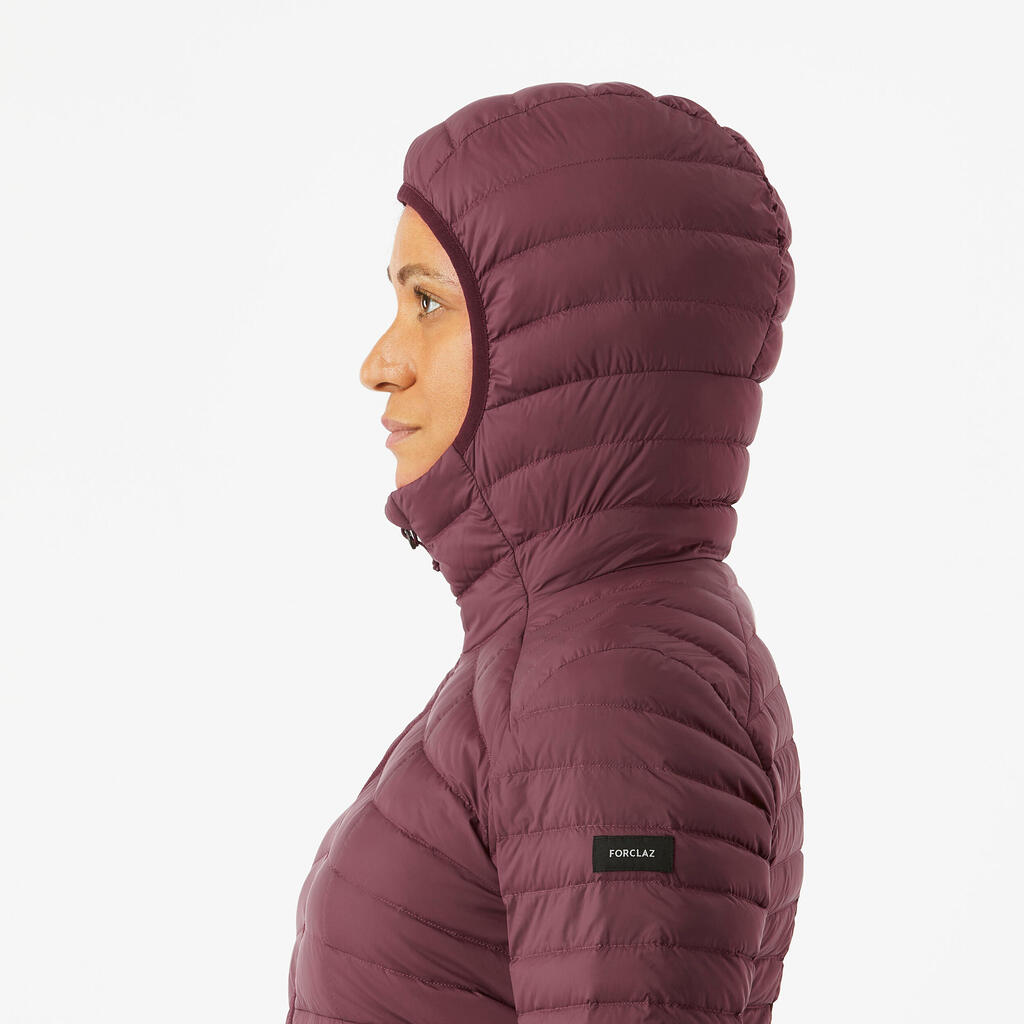 Dámska páperová bunda Trek 100 na horskú turistiku do -5 °C svetlo sivá