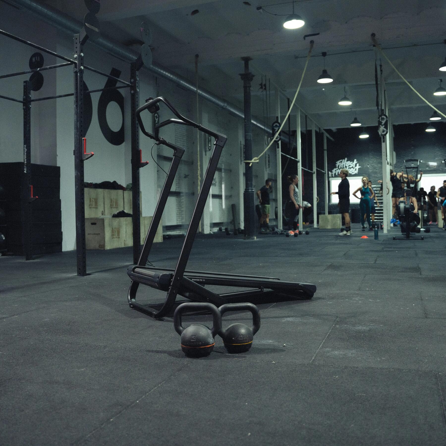 Een loopband in een fitness